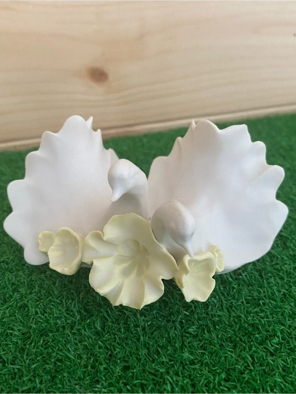 Vintage CP Chessell Pottery Isle of Wight 2 White Doves Pale Yellow Flowers